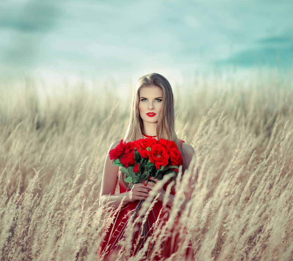 Обои девушка, поле, розы, красные, букет, макияж, girl, field, roses, red, bouquet, makeup разрешение 2500x1673 Загрузить