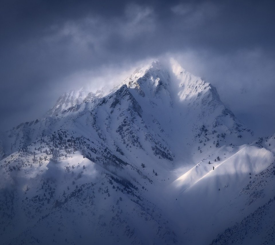 Обои свет, облака, горы, снег, зима, гора, light, clouds, mountains, snow, winter, mountain разрешение 1920x1200 Загрузить