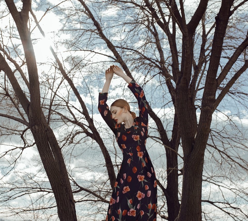 Обои деревья, девушка, платье, поза, модель, лицо, руки, trees, girl, dress, pose, model, face, hands разрешение 2048x1365 Загрузить