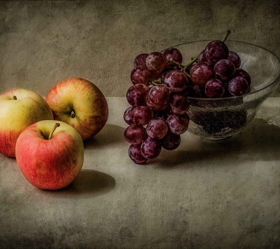 Обои макро, виноград, фрукты, яблоки, ваза, macro, grapes, fruit, apples, vase разрешение 2880x1908 Загрузить