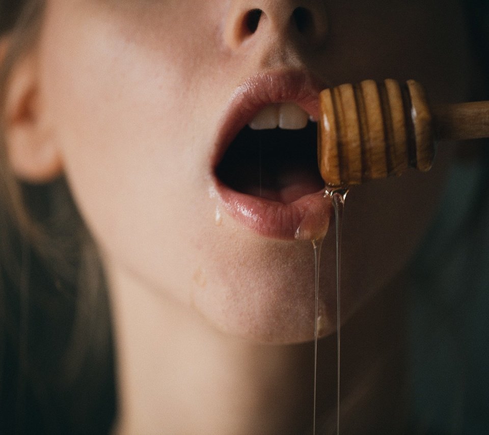 Обои девушка, еда, губы, лицо, мед, girl, food, lips, face, honey разрешение 2048x1365 Загрузить