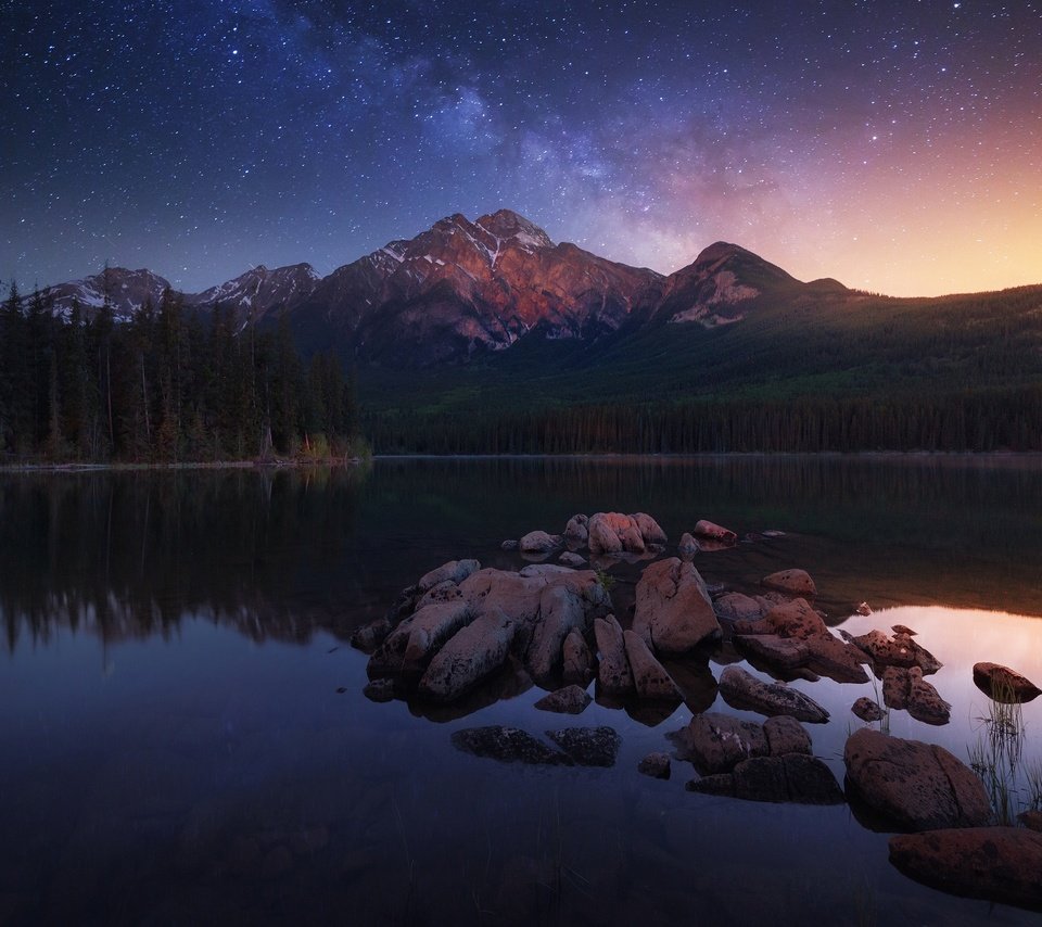 Обои свет, озеро, горы, лес, звезды, канада, рано утром, light, lake, mountains, forest, stars, canada, early in the morning разрешение 2500x1669 Загрузить