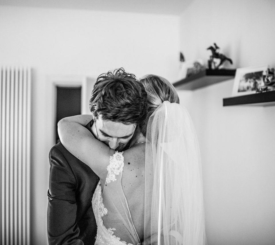 Обои чёрно-белое, любовь, свадьба, невеста, свадебное платье, black and white, love, wedding, the bride, wedding dress разрешение 3008x2008 Загрузить