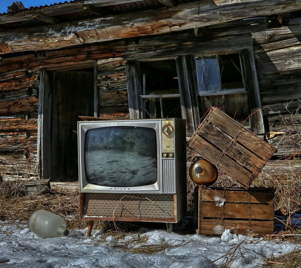 Обои небо, снег, телевизор, дом, the sky, snow, tv, house разрешение 2048x1268 Загрузить