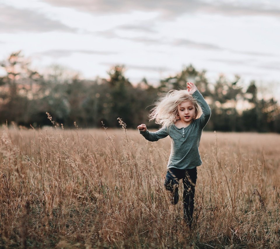 Обои природа, поле, дети, девочка, волосы, бег, nature, field, children, girl, hair, running разрешение 2048x1440 Загрузить