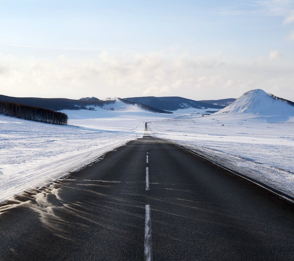 Обои дорога, горы, снег, зима, горизонт, road, mountains, snow, winter, horizon разрешение 1920x1282 Загрузить