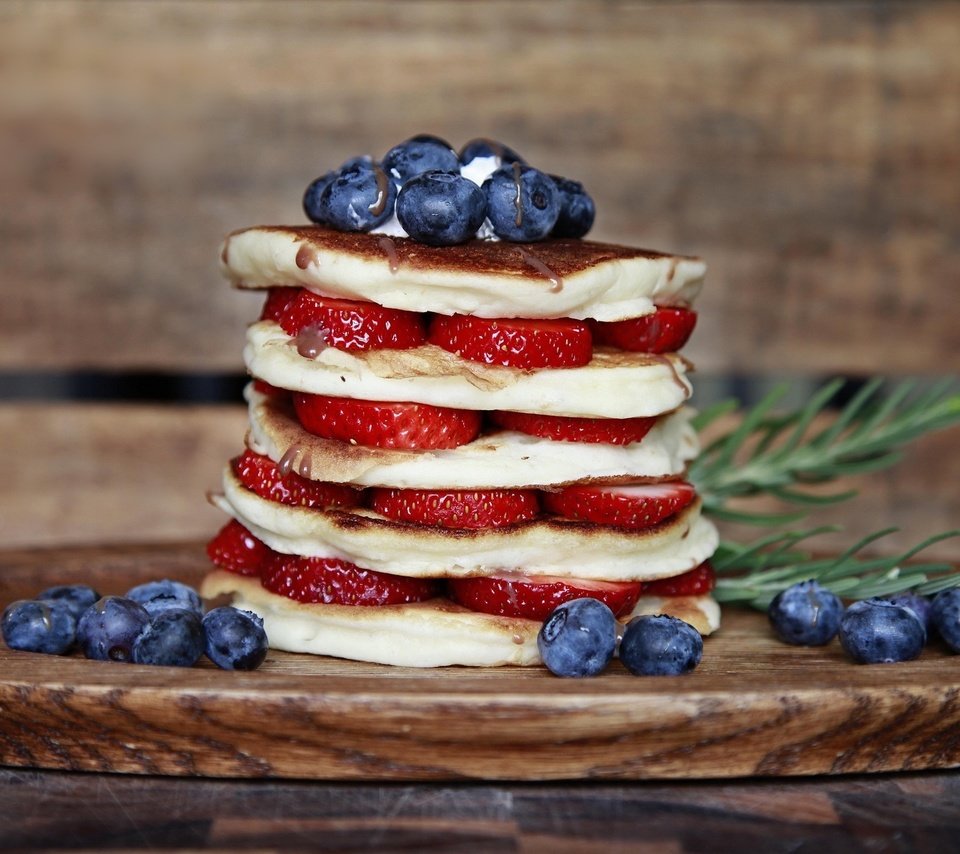 Обои клубника, ягоды, черника, выпечка, блины, strawberry, berries, blueberries, cakes, pancakes разрешение 2048x1366 Загрузить
