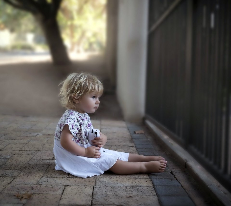 Обои город, дети, девочка, улица, волосы, лицо, the city, children, girl, street, hair, face разрешение 2560x1707 Загрузить