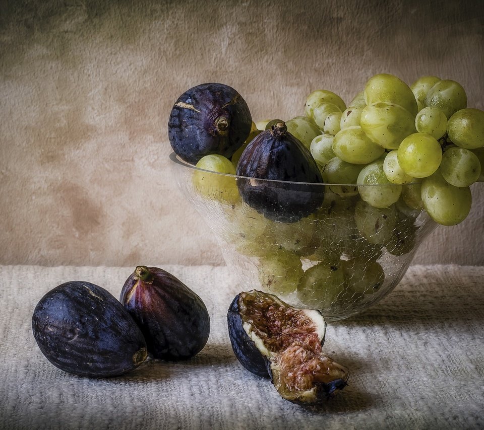 Обои виноград, фрукты, ваза, натюрморт, инжир, grapes, fruit, vase, still life, figs разрешение 2560x1600 Загрузить