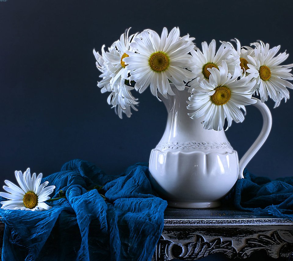 Обои цветы, ромашки, кувшин, столик, натюрморт, шарф, flowers, chamomile, pitcher, table, still life, scarf разрешение 1980x1301 Загрузить