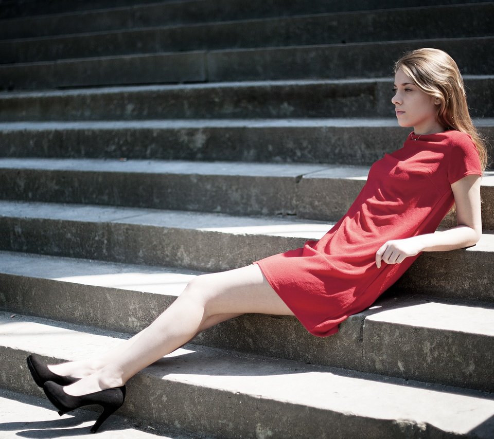 Обои лестница, красное платье, ступеньки, высокие каблуки, девушка, поза, взгляд, профиль, ножки, лицо, ladder, red dress, steps, high heels, girl, pose, look, profile, legs, face разрешение 3955x2570 Загрузить