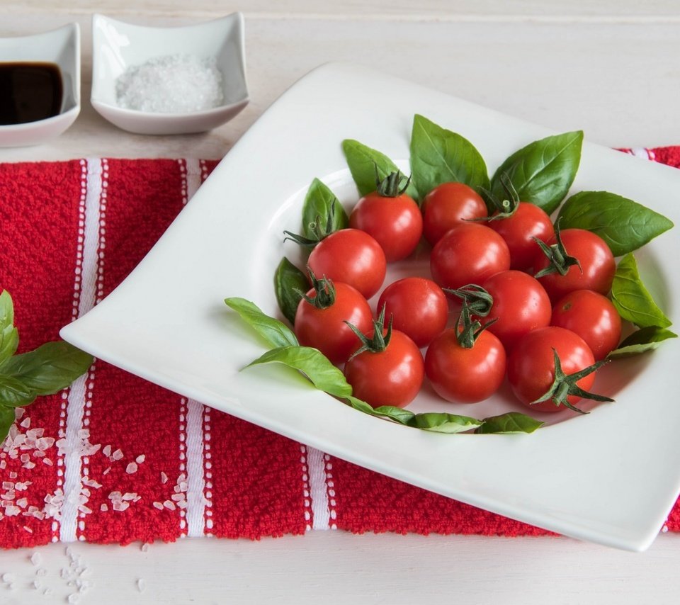 Обои овощи, помидоры, соус, томаты, соль, базилик, vegetables, tomatoes, sauce, salt, basil разрешение 1920x1200 Загрузить