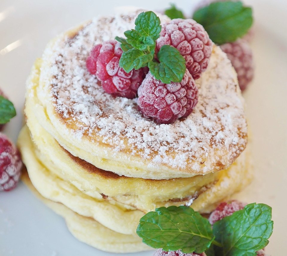 Обои мята, малина, ягоды, сахарная пудра, блины, оладьи, mint, raspberry, berries, powdered sugar, pancakes разрешение 4853x3071 Загрузить