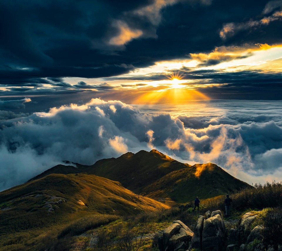 Обои облака, горы, восход, солнце, люди, солнечные лучи, clouds, mountains, sunrise, the sun, people, the sun's rays разрешение 2000x1333 Загрузить