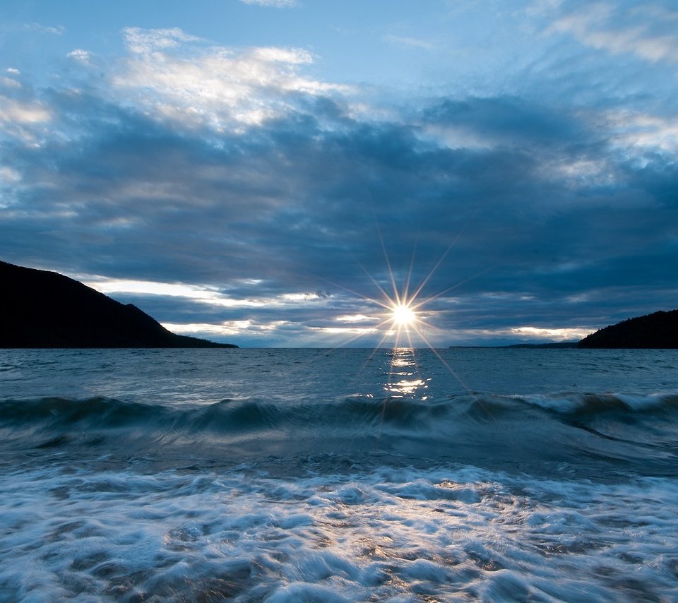 Обои небо, облака, озеро, солнце, берег, волны, байкал, the sky, clouds, lake, the sun, shore, wave, baikal разрешение 1920x1276 Загрузить