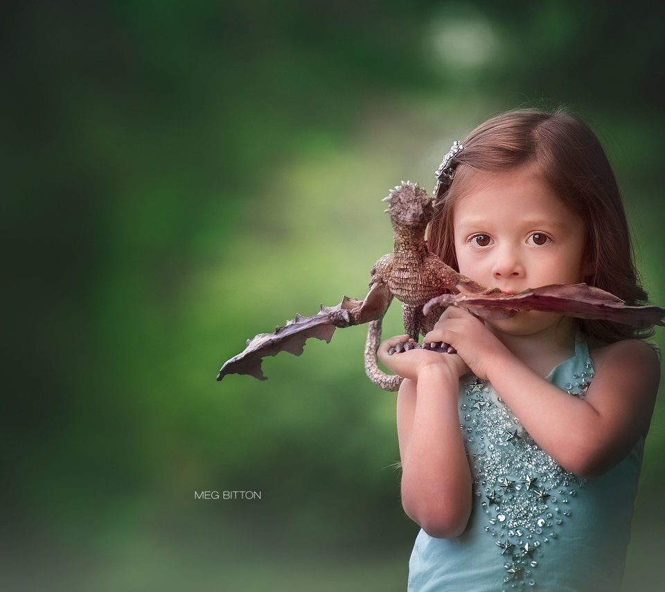 Обои фон, взгляд, девочка, игрушка, дракончик, background, look, girl, toy, dragon разрешение 2048x1359 Загрузить