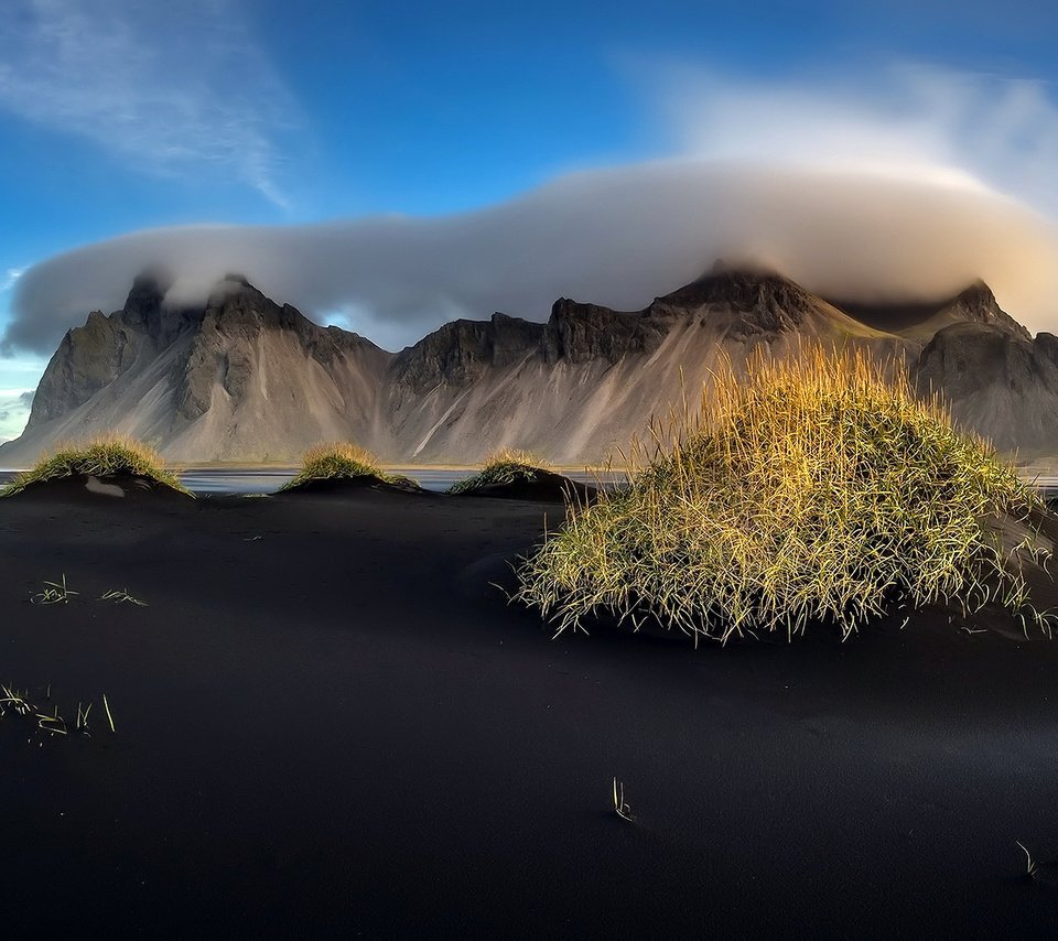Обои небо, облака, горы, исландия, чёрный песок, вулканический песок, the sky, clouds, mountains, iceland, black sand, volcanic sand разрешение 1920x1080 Загрузить