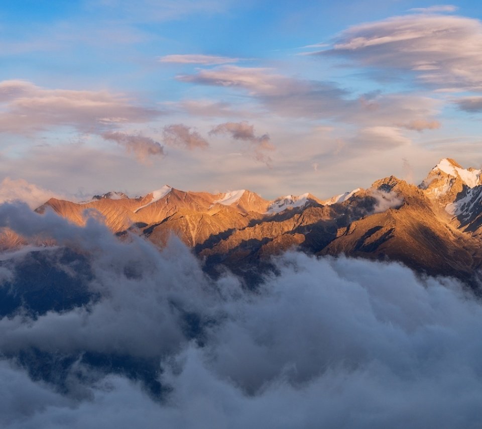 Обои небо, облака, горы, снег, хребты, высотоа, шевченко юрий, the sky, clouds, mountains, snow, ranges, wysota, shevchenko yuri разрешение 1920x1162 Загрузить