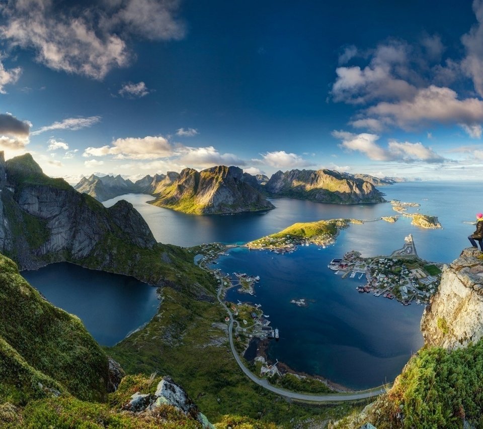 Обои норвегия, горы, фьорды, скалы, природа, пейзаж, человек, красота, высота, городок, norway, mountains, fjords, rocks, nature, landscape, people, beauty, height, town разрешение 1920x1080 Загрузить