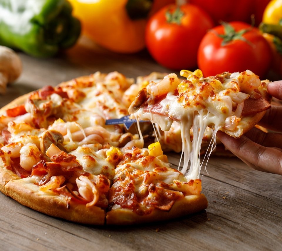 Обои рука, грибы, сыр, овощи, помидоры, перец, пицца, начинка, hand, mushrooms, cheese, vegetables, tomatoes, pepper, pizza, filling разрешение 2048x1365 Загрузить