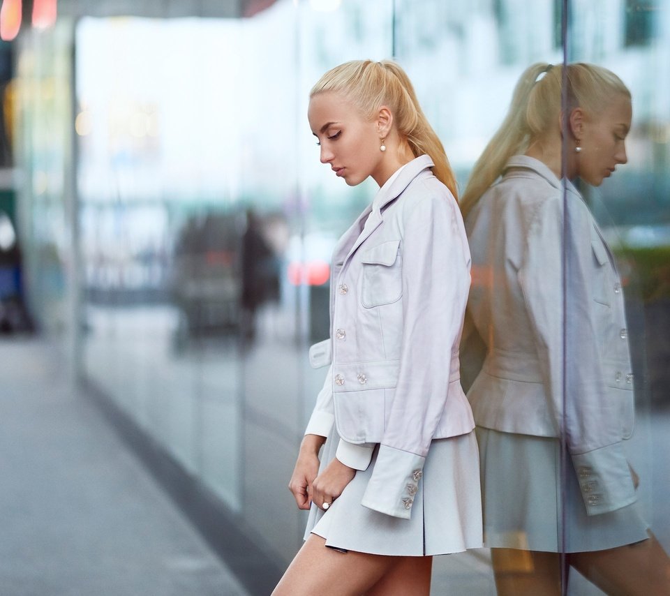 Обои девушка, отражение, блондинка, юбка, волосы, лицо, стекло, girl, reflection, blonde, skirt, hair, face, glass разрешение 2560x1707 Загрузить