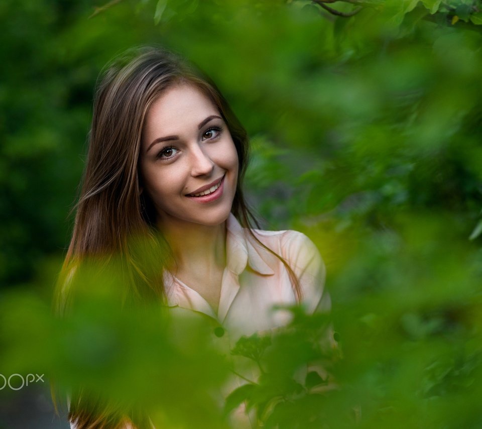 Обои природа, листья, девушка, улыбка, взгляд, волосы, лицо, nature, leaves, girl, smile, look, hair, face разрешение 2048x1536 Загрузить