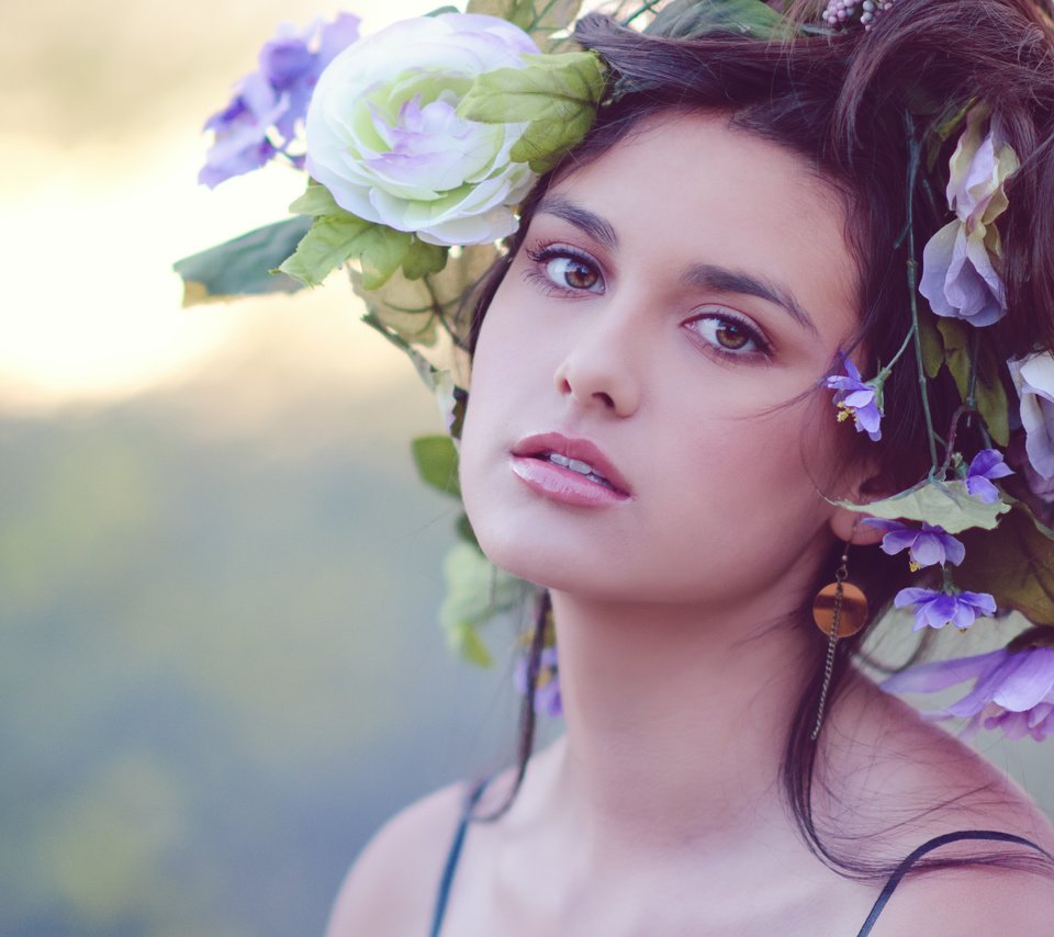 Обои цветы, девушка, взгляд, волосы, лицо, макияж, венок, flowers, girl, look, hair, face, makeup, wreath разрешение 3931x2808 Загрузить