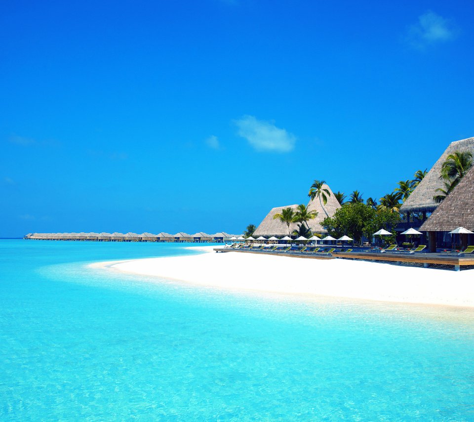 Обои небо, море, пляж, пальмы, остров, курорт, мальдивы, виллы, the sky, sea, beach, palm trees, island, resort, the maldives, villa разрешение 3840x2560 Загрузить