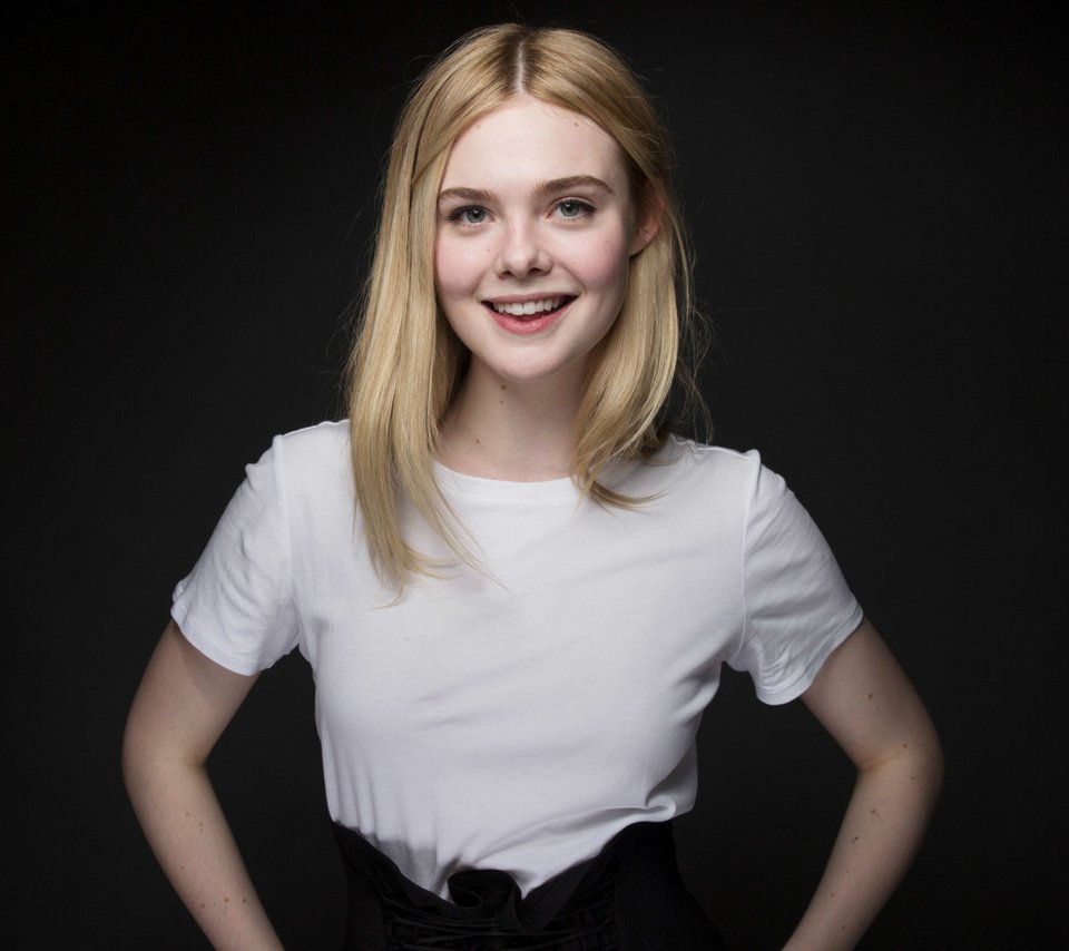 Обои девушка, эль фаннинг, блондинка, элли фаннинг, улыбка, elle fanning;, взгляд, волосы, черный фон, лицо, актриса, girl, el fanning, blonde, elle fanning, smile, look, hair, black background, face, actress разрешение 4344x2444 Загрузить