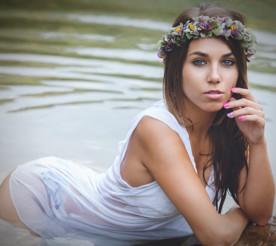 Обои цветы, озеро, девушка, взгляд, волосы, лицо, венок, паула, flowers, lake, girl, look, hair, face, wreath, paula разрешение 1920x1279 Загрузить