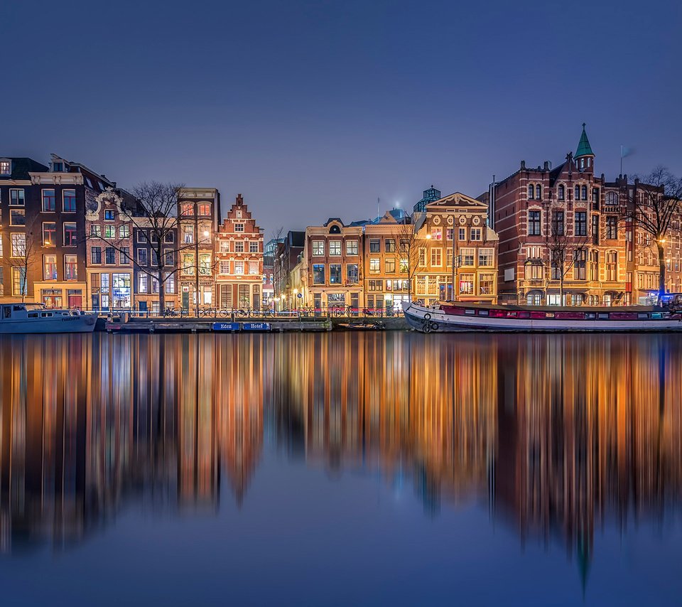 Обои отражение, город, канал, нидерланды, амстердам, голландия, reflection, the city, channel, netherlands, amsterdam, holland разрешение 2048x1280 Загрузить