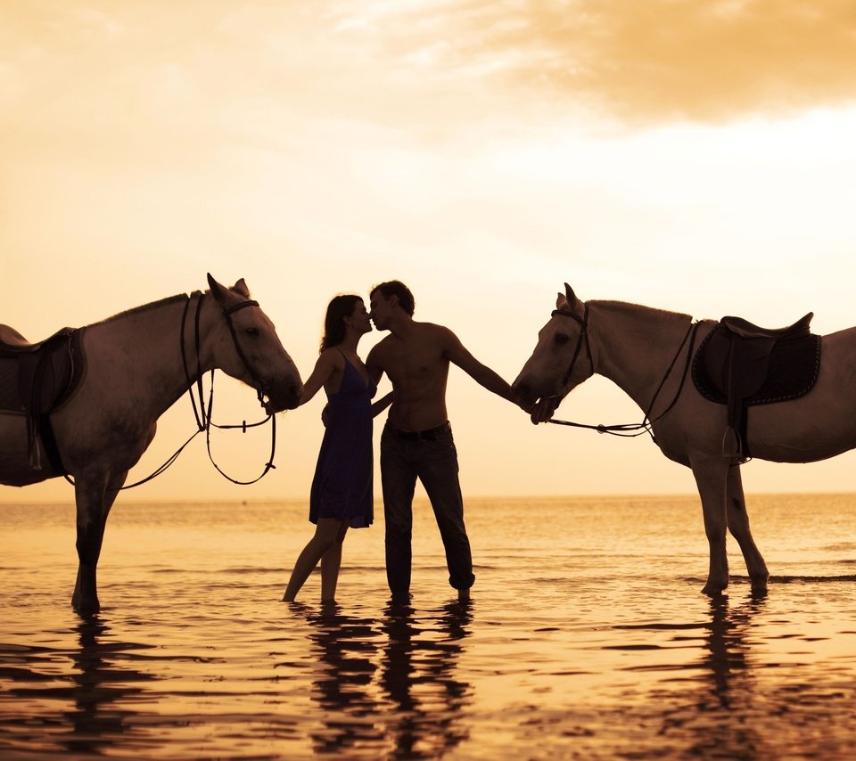 Обои закат, девушка, пляж, лошади, мужчина, поцелуй, влюбленная, sunset, girl, beach, horse, male, kiss, love разрешение 2560x1600 Загрузить