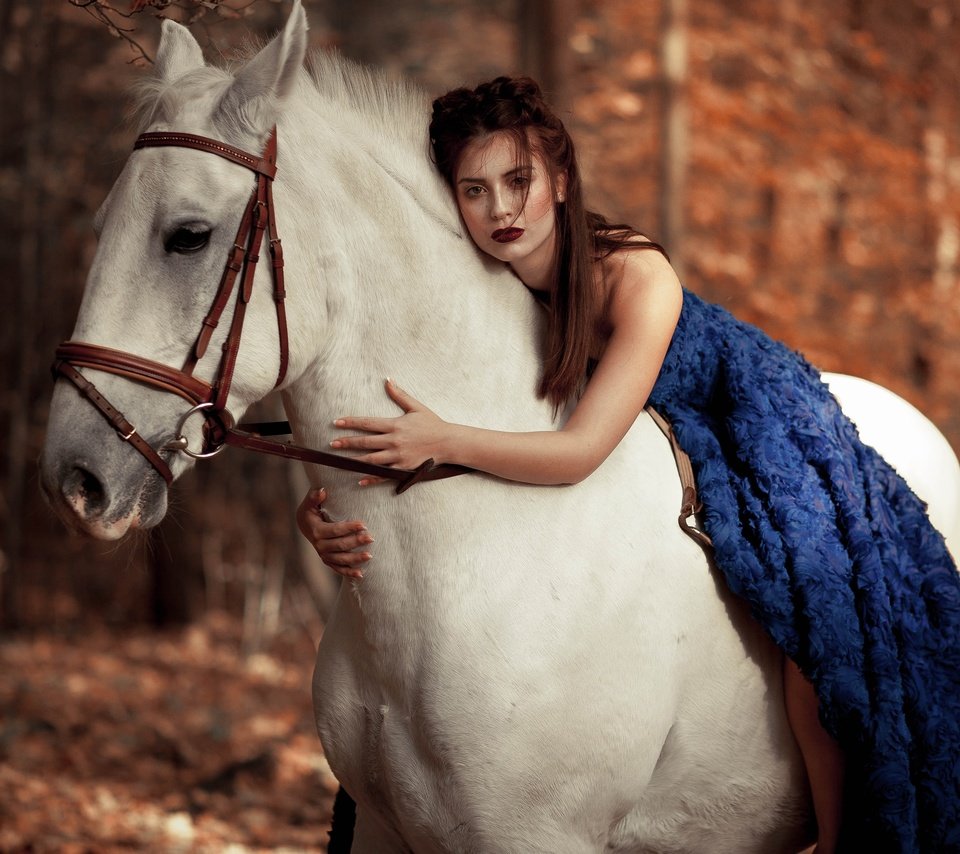Обои лошадь, конь, синее платье, девушка, взгляд, модель, волосы, губы, лицо, макияж, horse, blue dress, girl, look, model, hair, lips, face, makeup разрешение 2560x1706 Загрузить