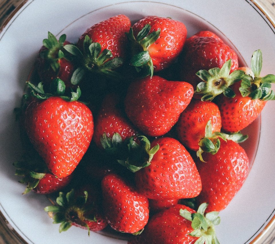 Обои клубника, ягоды, тарелка, strawberry, berries, plate разрешение 3840x2160 Загрузить