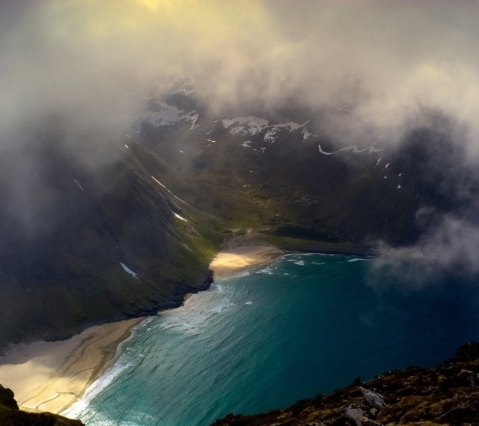 Обои озеро, горы, природа, тучи, туман, пляж, исландия, бухта, lake, mountains, nature, clouds, fog, beach, iceland, bay разрешение 1920x1080 Загрузить