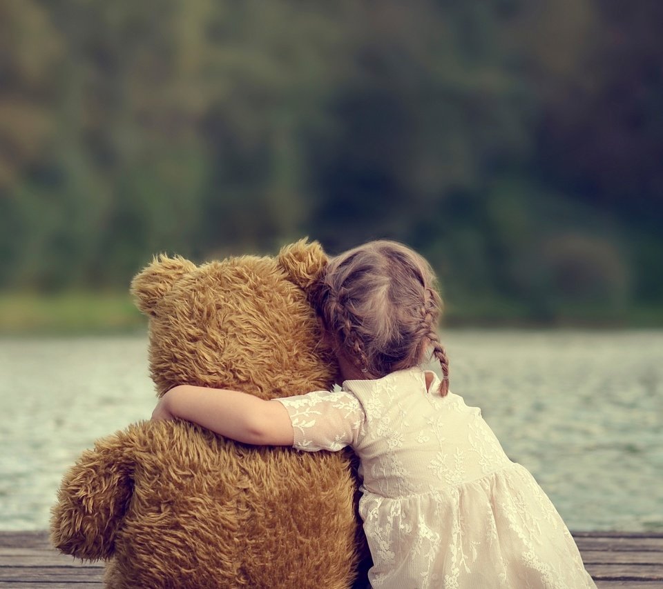Обои медведь, девочка, в обнимку, bear, girl, in the arms of разрешение 2560x1440 Загрузить