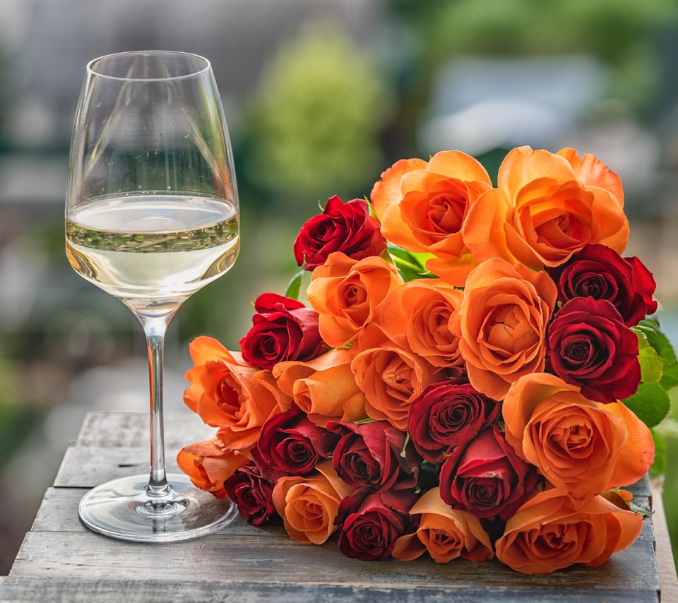Обои цветы, розы, бокал, букет, вино, larisa voyageur, flowers, roses, glass, bouquet, wine разрешение 6000x4000 Загрузить