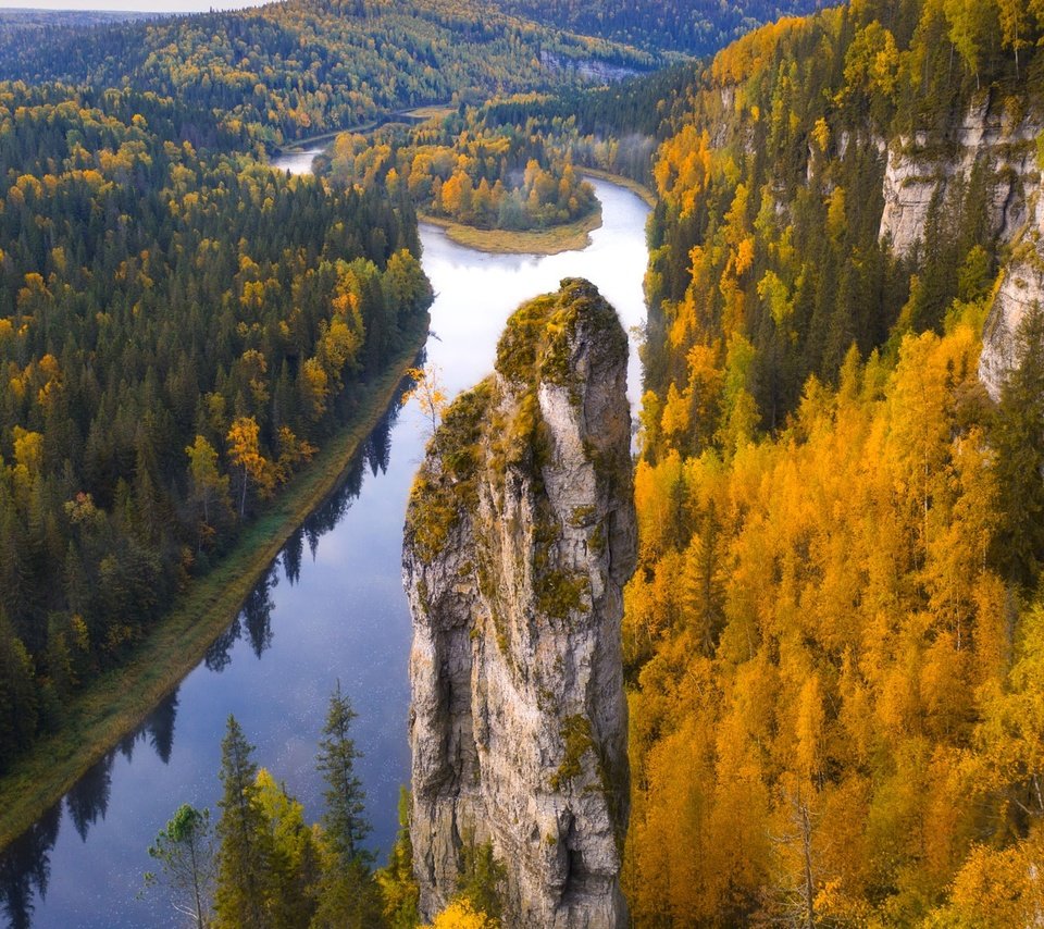Обои деревья, река, скалы, лес, осень, россия, trees, river, rocks, forest, autumn, russia разрешение 2000x1164 Загрузить