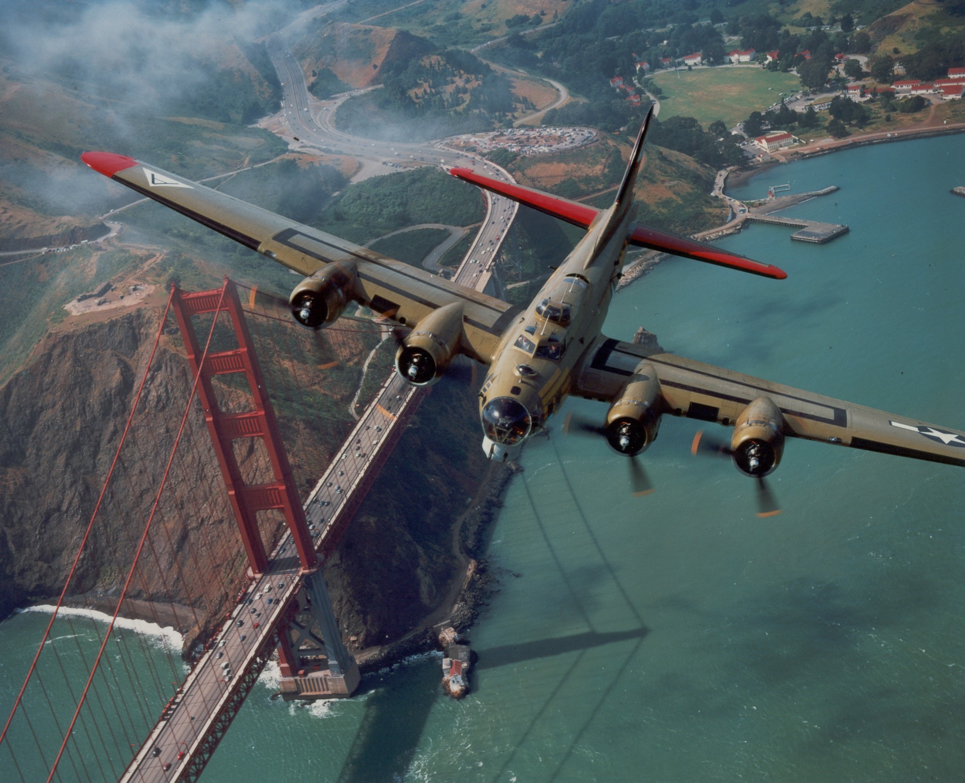 Обои самолет, мост, золотые ворота, the plane, bridge, golden gate разрешение 1952x1584 Загрузить