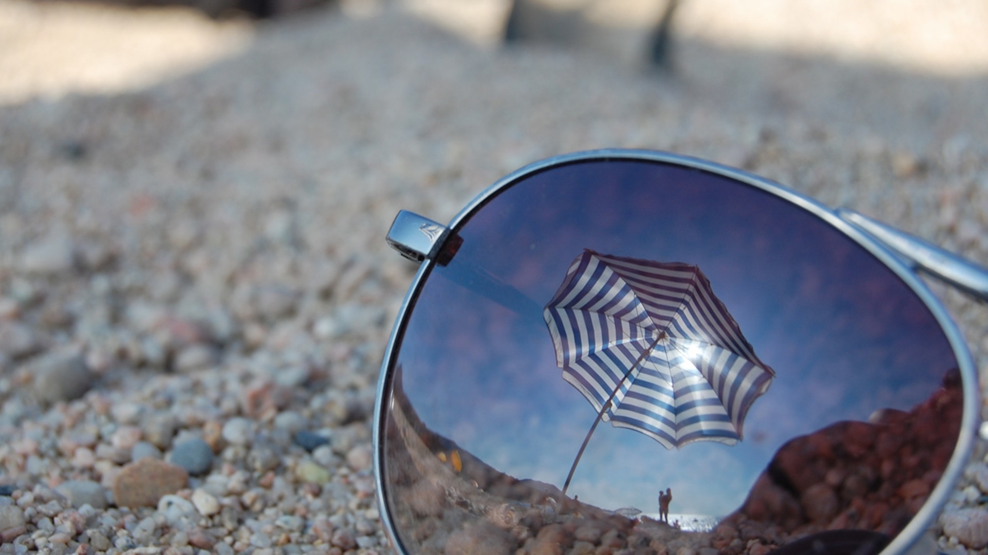 Обои макро, отражение, пляж, очки, зонт, стекло, macro, reflection, beach, glasses, umbrella, glass разрешение 1920x1080 Загрузить