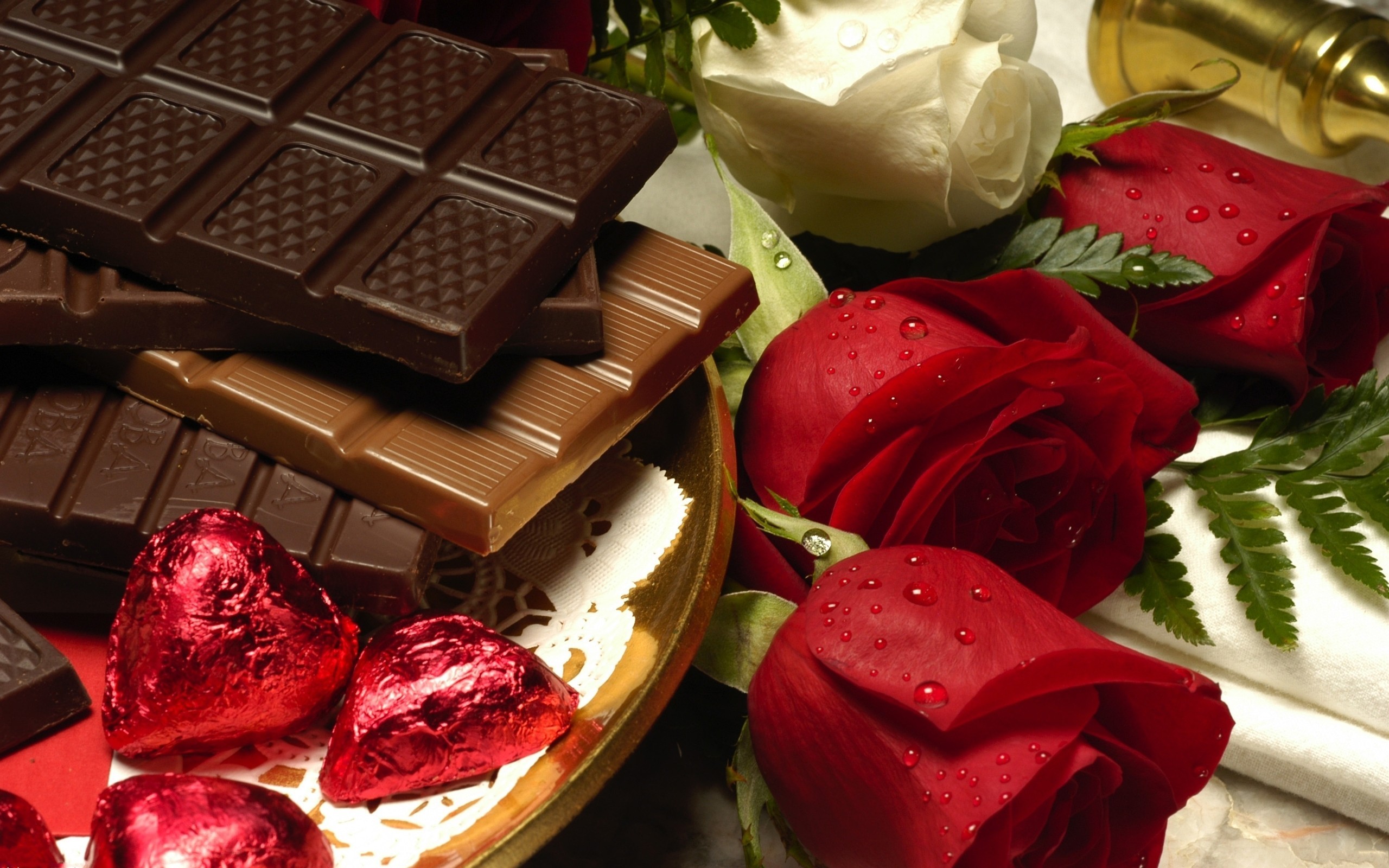 Обои розы, шоколад, поднос, капли воды, roses, chocolate, tray, water drops разрешение 2560x1600 Загрузить