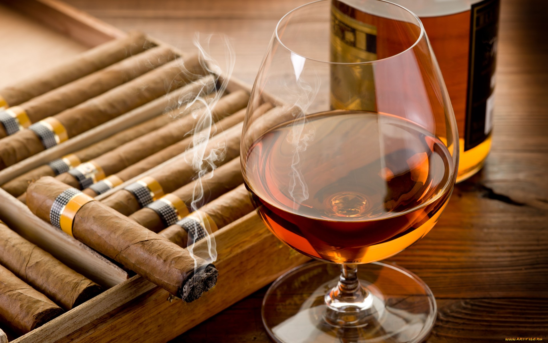 Обои кубинские сигары, стол, бокал, напитки, бутылка, алкоголь, коньяк, сигары, дымок, cuban cigars, table, glass, drinks, bottle, alcohol, cognac, cigars, smoke разрешение 1920x1200 Загрузить