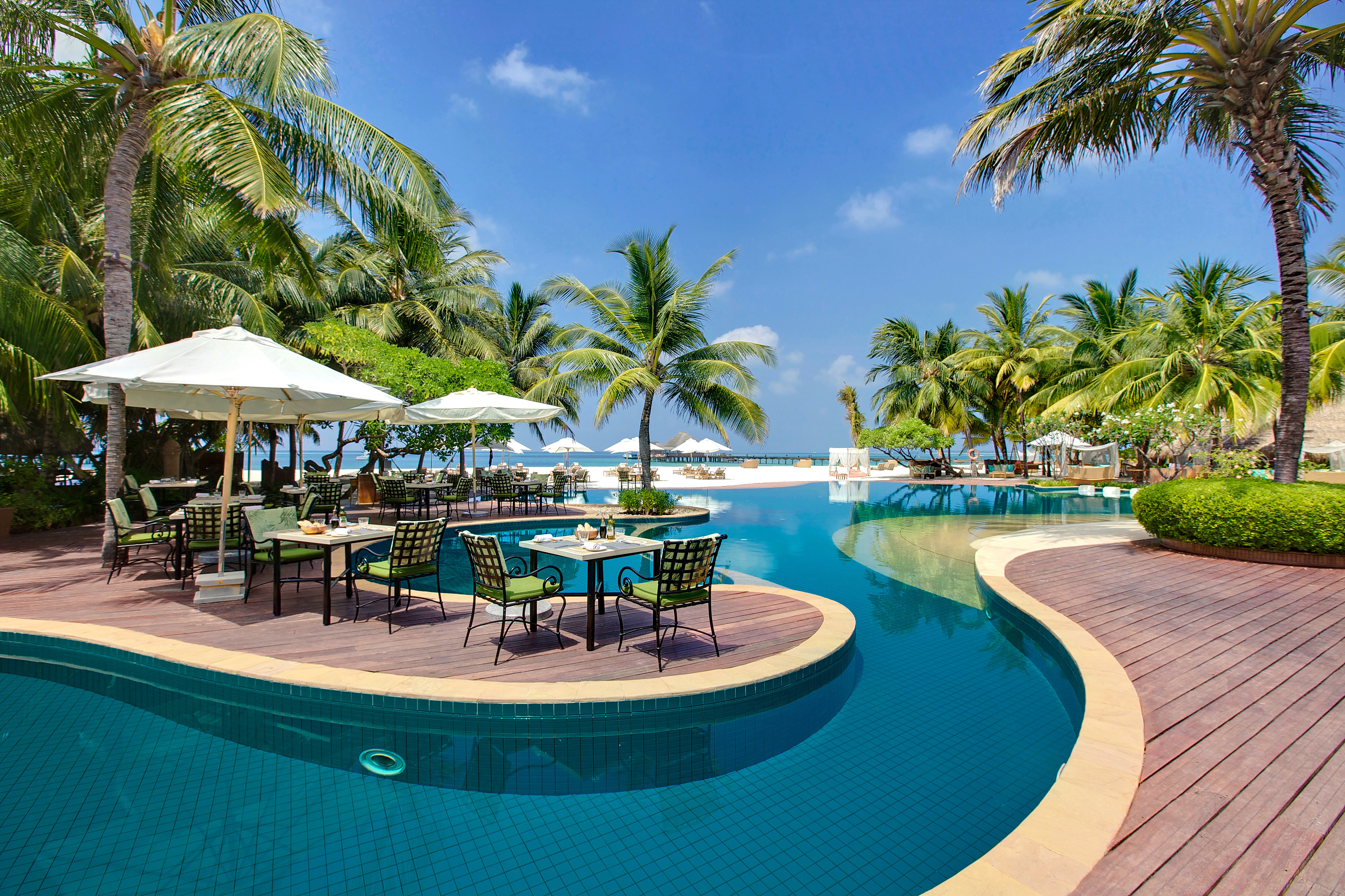 Обои пальмы, бассейн, шезлонги, столик, мальдивы, мальдивские о-ва, palm trees, pool, sun loungers, table, the maldives, maldives разрешение 5000x3333 Загрузить