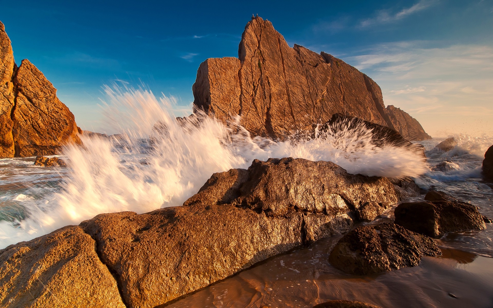 Обои скалы, камни, берег, море, волна, прибой, шторм, rocks, stones, shore, sea, wave, surf, storm разрешение 1920x1200 Загрузить