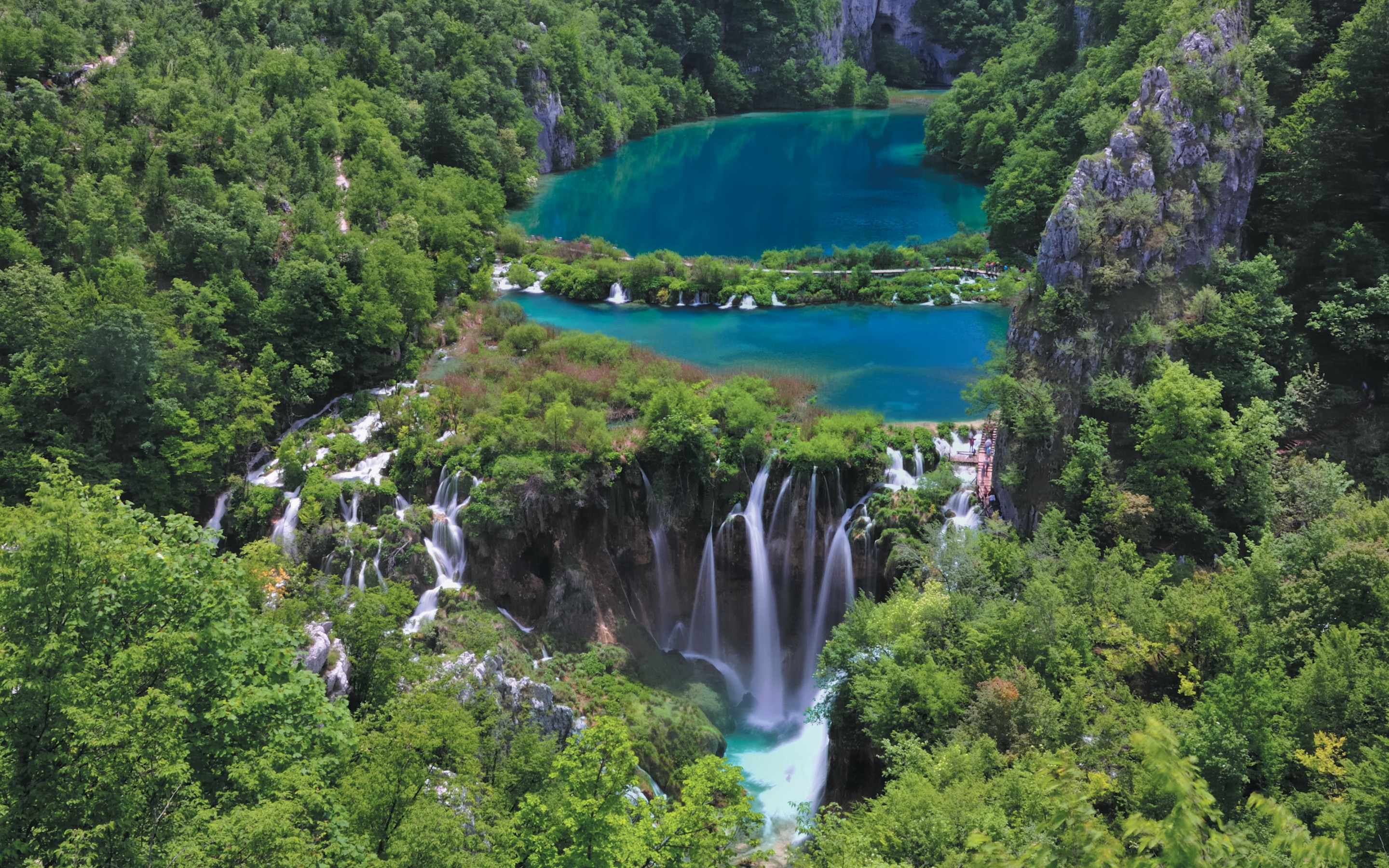 Обои деревья, природа, водопад, хорватия, национальный парк, пли́твичские озёра, trees, nature, waterfall, croatia, national park, plitvice lakes разрешение 2880x1800 Загрузить