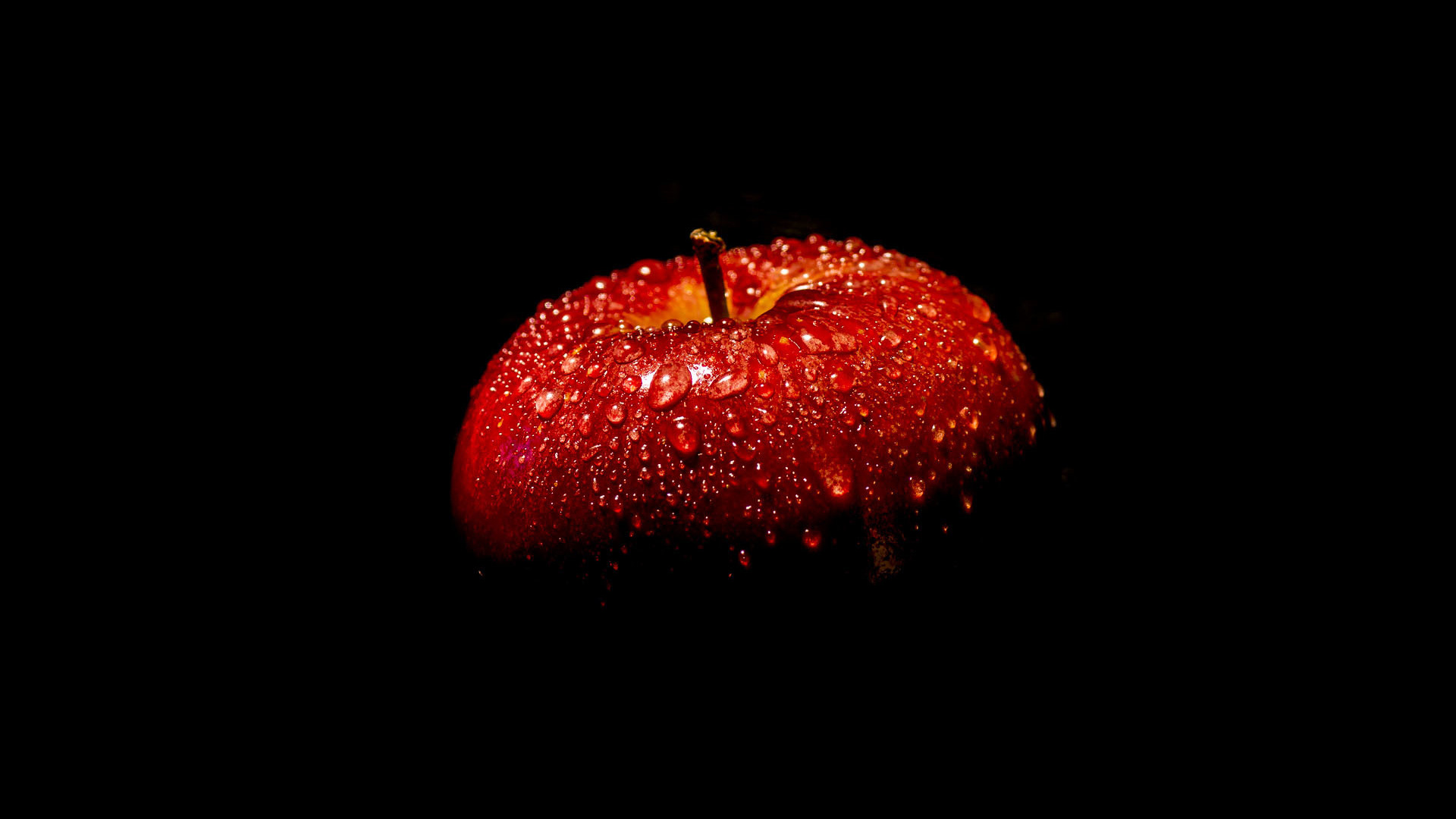 Обои капли, фрукты, черный фон, яблоко, красное, drops, fruit, black background, apple, red разрешение 1920x1080 Загрузить