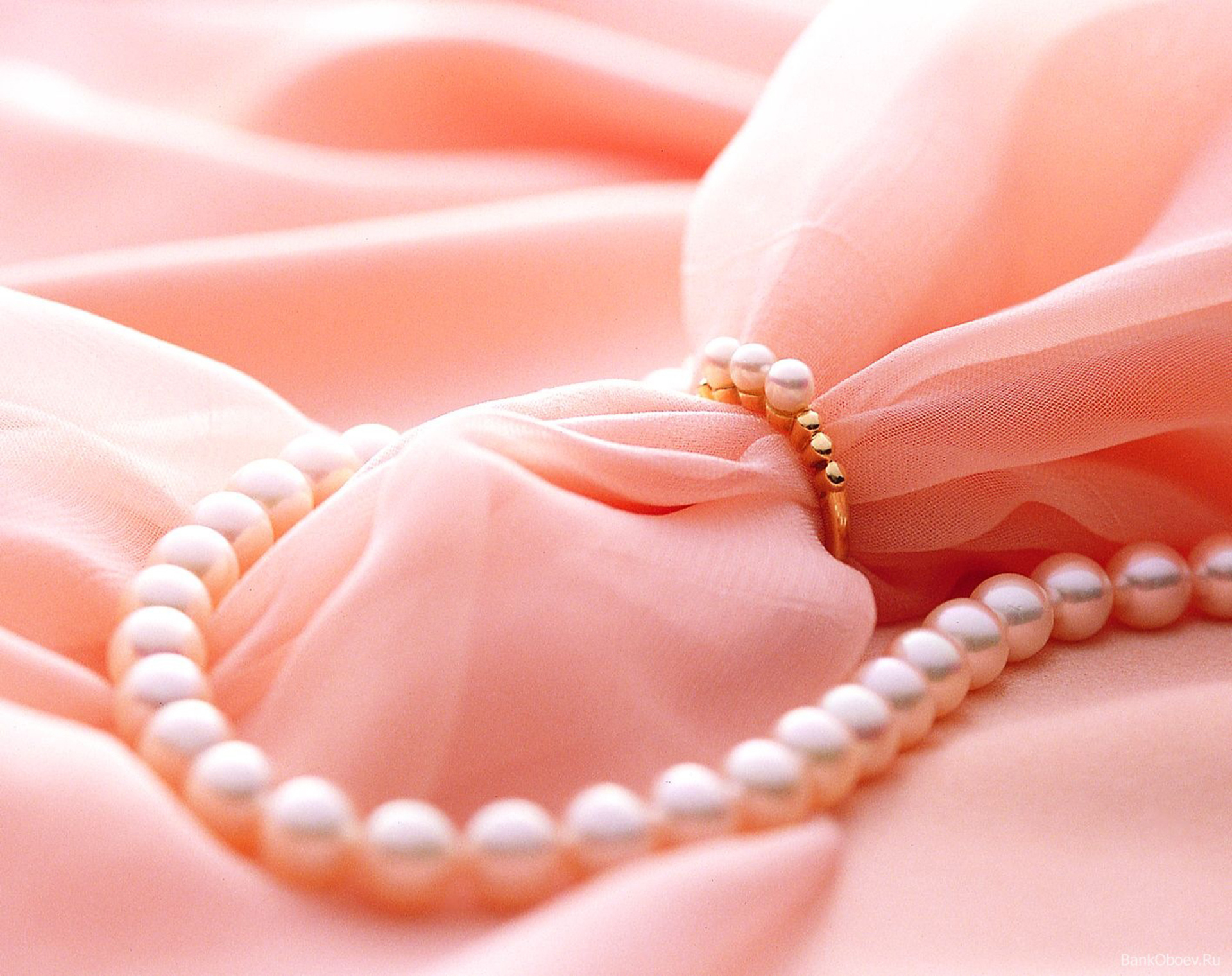 Обои ткань, розовый, бусы, жемчуг, бусины, fabric, pink, beads, pearl разрешение 1920x1520 Загрузить