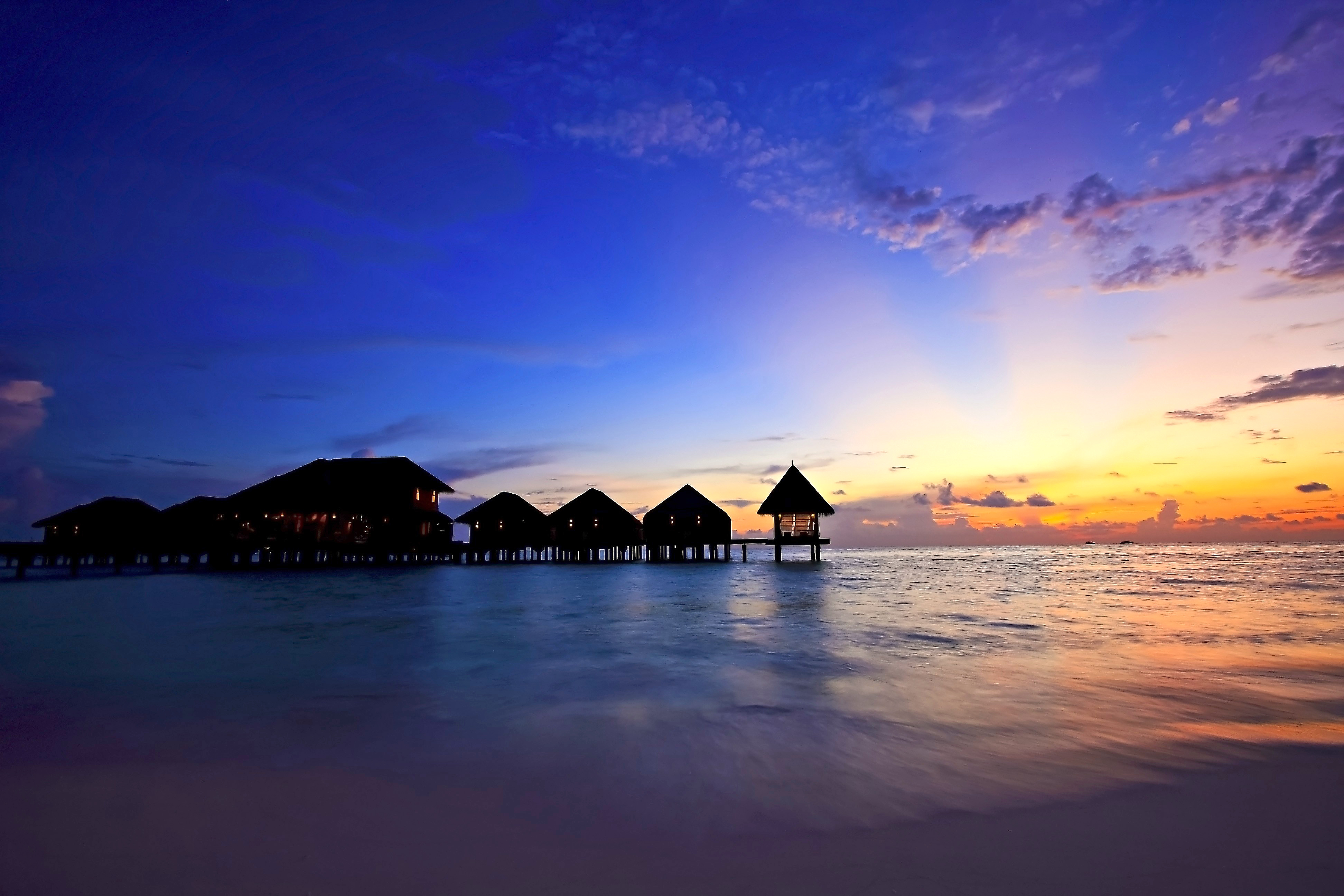 Обои небо, вечер, закат, пейзаж, море, бунгало, мальдивы, the sky, the evening, sunset, landscape, sea, bungalow, the maldives разрешение 3888x2592 Загрузить