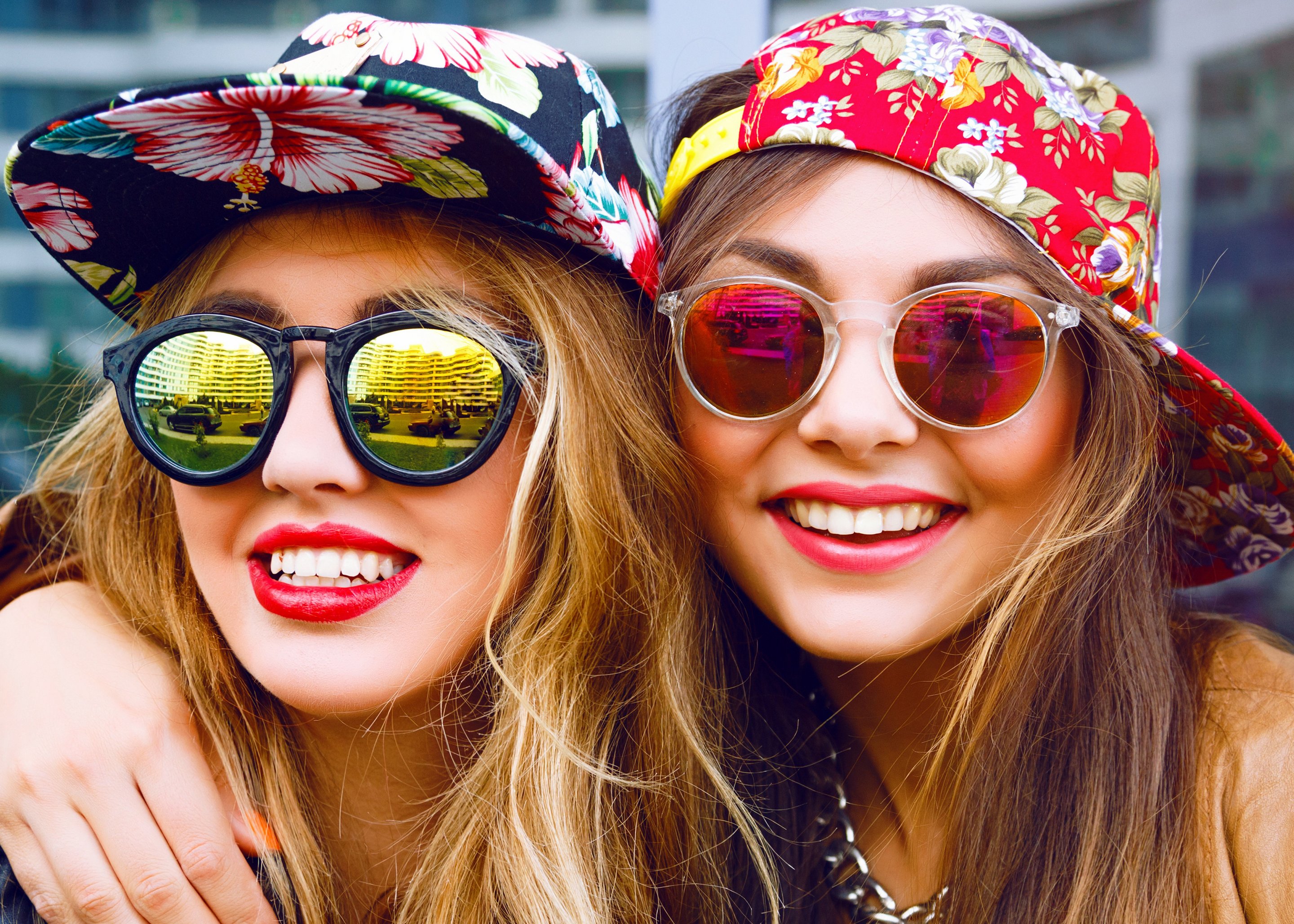 Обои настроение, очки, девушки, красная помада, улыбки, солнцезащитные очки, кепки, mood, glasses, girls, red lipstick, smile, sunglasses, caps разрешение 2880x2058 Загрузить