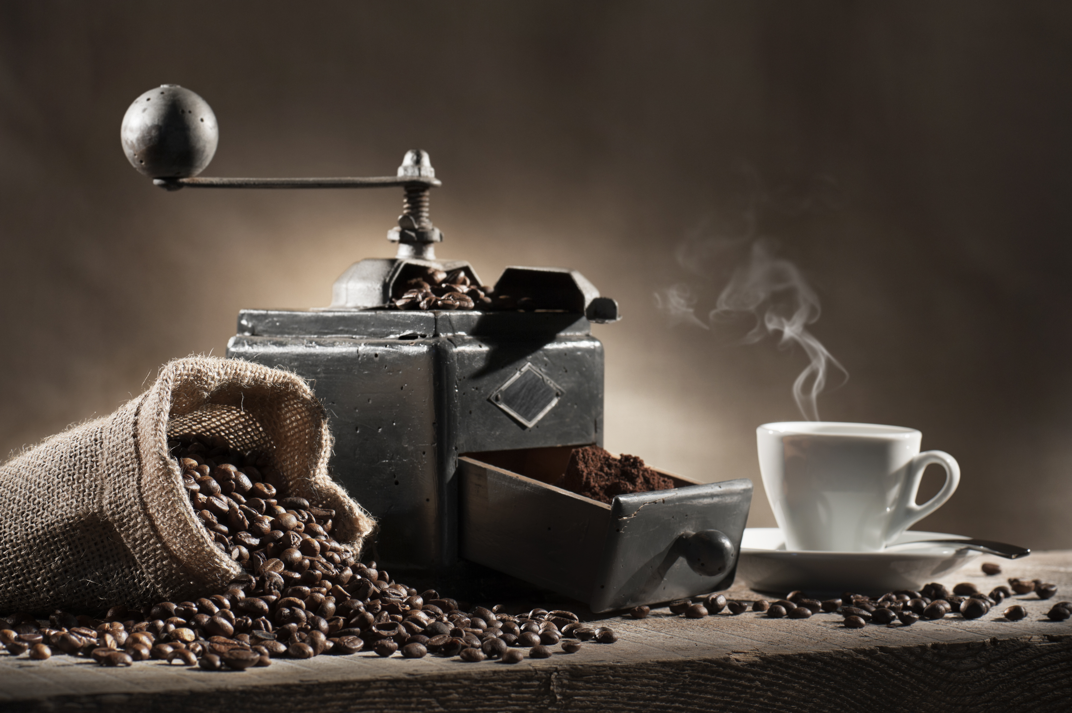Обои напиток, кофе, кофейные зерна, водопой, кофемолка, grind coffee beans, coffe, drink, coffee, coffee beans, coffee grinder разрешение 4256x2832 Загрузить
